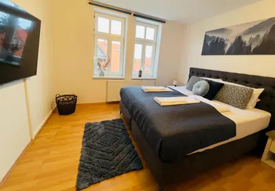 Ein Bett oder Betten in einem Zimmer der Unterkunft FeWo Schlossblick #Innenstadt #Garten #Netflix von Harztraveler