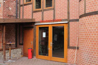 Eine Fassade oder ein Eingang zu Hotel zum Brauhaus