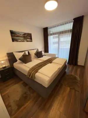 Ein Bett oder Betten in einem Zimmer der Unterkunft Ferienwohnung Linda incl Pool, Sauna & Tiefgarage