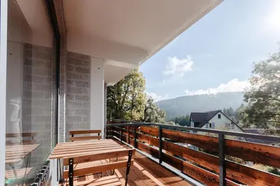 Ein allgemeiner Bergblick oder ein Berglick von des Aparthotels aus