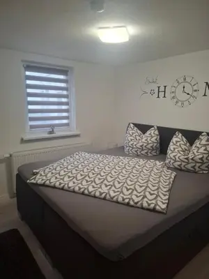 Ein Bett oder Betten in einem Zimmer der Unterkunft Ferienwohnung Alte Glaserei