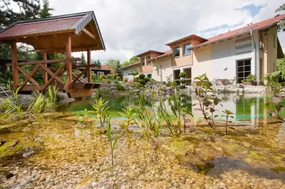 Ein Garten an der Unterkunft Landhaus Tonmühle
