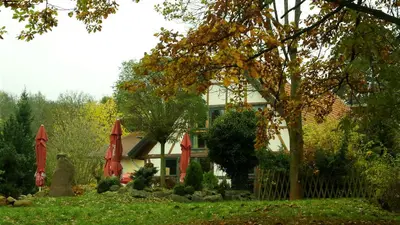 Ein Garten an der Unterkunft Landhaus Tonmühle