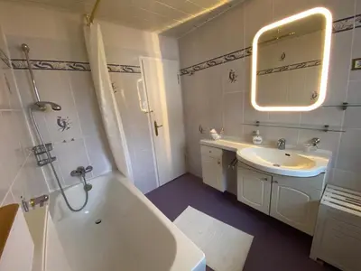 Ein Badezimmer in der Unterkunft Ferienwohnung: Villa Eichbaum
