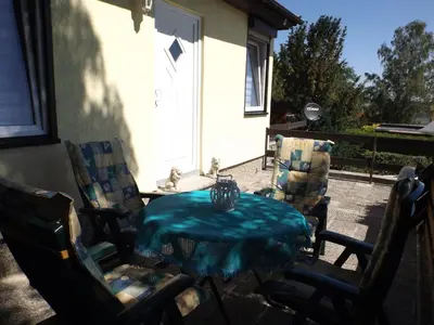 Ein Sitzbereich in der Unterkunft Harzhaus Bungalow Waldblick