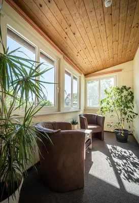 Ein Sitzbereich in der Unterkunft Murphy's Zimmer und Apartments