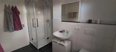 Ein Badezimmer in der Unterkunft FeWoReinel mit 2 Schlafzimmern