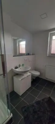 Ein Badezimmer in der Unterkunft FeWoReinel mit 2 Schlafzimmern