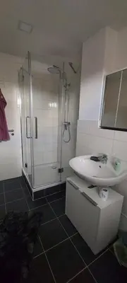 Ein Badezimmer in der Unterkunft FeWoReinel mit 2 Schlafzimmern