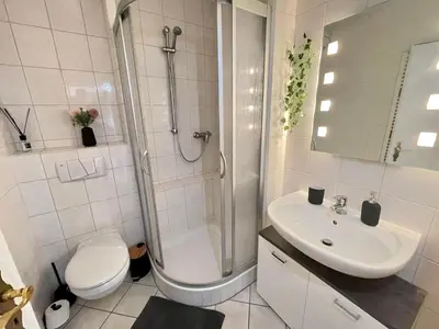 Ein Badezimmer in der Unterkunft Schöne Ferienwohnung mit Schwimmbad, Sauna und Balkon