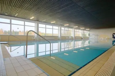Der Swimmingpool an oder in der Nähe von Schöne Ferienwohnung mit Schwimmbad, Sauna und Balkon