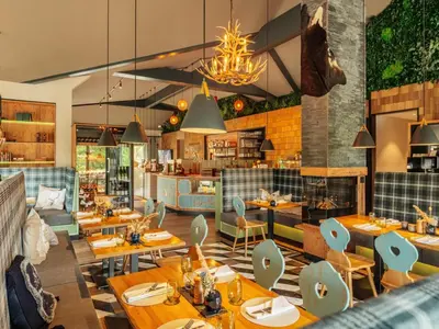 Ein Restaurant oder anderes Speiselokal in der Unterkunft Ferienhäuser im Schierke Harzresort, Schierke