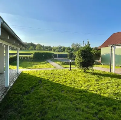 Ein Garten an der Unterkunft Mein-Fewo
