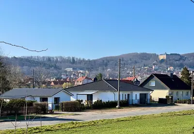 Ein allgemeiner Bergblick oder ein Berglick von des Ferienhauses aus