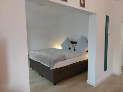 Ein Bett oder Betten in einem Zimmer der Unterkunft Ferienwohnung am Jungbrunnen 2