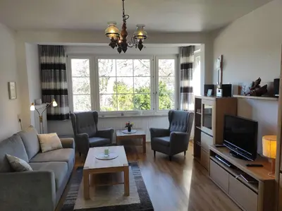 Ein Sitzbereich in der Unterkunft Ferienwohnung Villa Specht