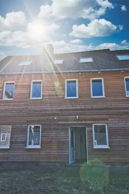 Das Gebäude in dem sich das Ferienhaus befindet