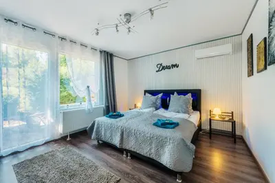 Ein Bett oder Betten in einem Zimmer der Unterkunft Ferienhaus Peggy mit Klimaanlage in den Bergen