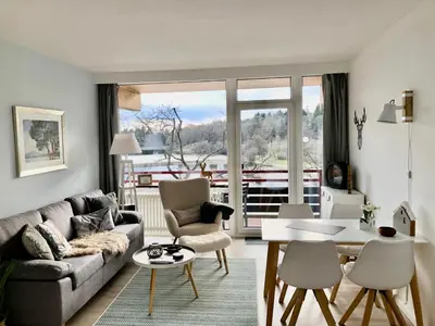 Ein Sitzbereich in der Unterkunft Ferienwohnung Seeblick - a66668