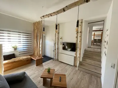 Ein Sitzbereich in der Unterkunft Ferienwohnung Holzwurm