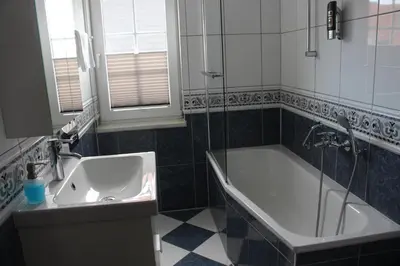 Ein Badezimmer in der Unterkunft REGIOHOTEL Aparthotel Wernigerode - #Ferienwohnungen #Familienfreundlich #Harzurlaub #Freeparking