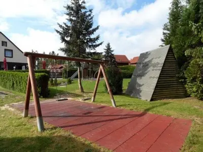 Ein Kinderspielbereich in der Unterkunft Ferienhaus Nr 32, Typ A, Ferienanlage Blauvogel, Hasselfelde, Harz
