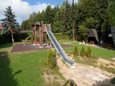Ein Kinderspielbereich in der Unterkunft Ferienhaus Nr 23, Typ A, Ferienanlage Blauvogel, Hasselfelde, Harz