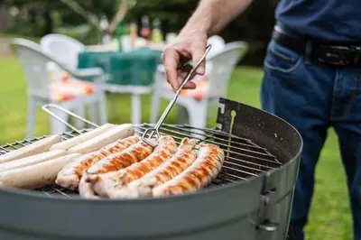 Ein für Gäste verfügbarer Grill in der Pension