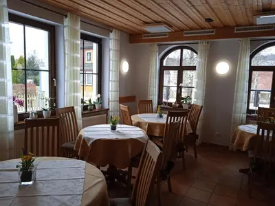 Ein Restaurant oder anderes Speiselokal in der Unterkunft Pension Drei Elstern