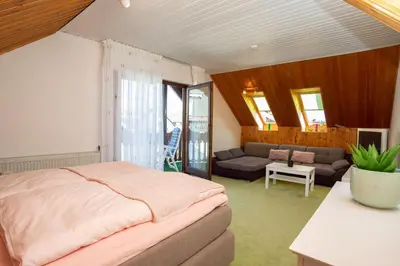 Ein Bett oder Betten in einem Zimmer der Unterkunft Ferienwohnung Anemone mit Bergblick