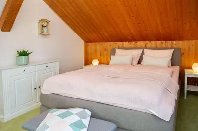 Ein Bett oder Betten in einem Zimmer der Unterkunft Ferienwohnung Anemone mit Bergblick