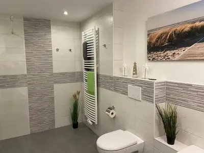 Ein Badezimmer in der Unterkunft Ferienhaus BellaVita - mit großem eingezäuntem Garten - Infrarotsauna - 3 Hunde willkommen - Badesee 800m entfernt