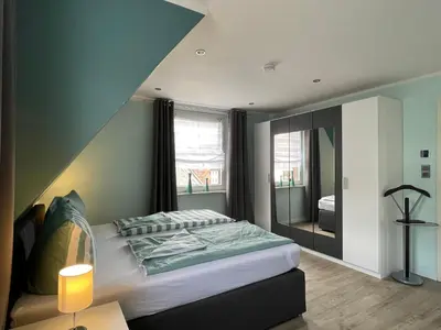 Ein Bett oder Betten in einem Zimmer der Unterkunft Ferienhaus BellaVita - mit großem eingezäuntem Garten - Infrarotsauna - 3 Hunde willkommen - Badesee 800m entfernt