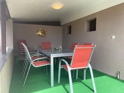 Ein Sitzbereich in der Unterkunft Ferienhaus BellaVita - mit großem eingezäuntem Garten - Infrarotsauna - 3 Hunde willkommen - Badesee 800m entfernt
