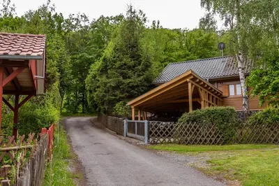 Das Gebäude in dem sich das Ferienhaus befindet