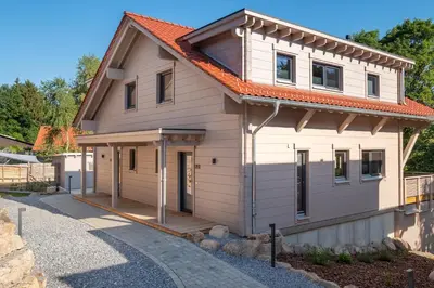 Das Gebäude in dem sich das Ferienhaus befindet