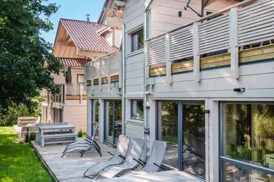 Das Gebäude in dem sich das Ferienhaus befindet