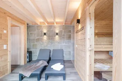 Ein Sitzbereich in der Unterkunft Bergwaldchalets Wellness