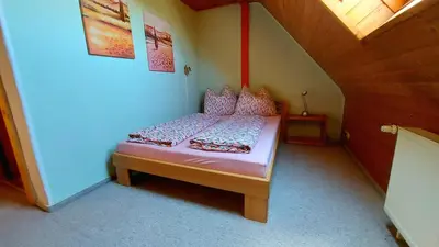 Ein Bett oder Betten in einem Zimmer der Unterkunft Rummy's Ferienwohnung mit Garten