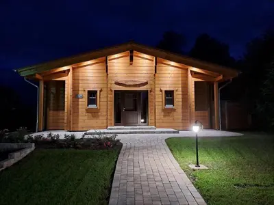 Das Gebäude in dem sich das Ferienhaus befindet