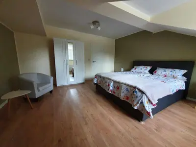 Ein Bett oder Betten in einem Zimmer der Unterkunft Ferienwohnung Am Bahnhof