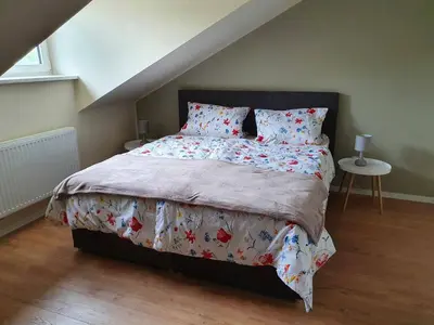 Ein Bett oder Betten in einem Zimmer der Unterkunft Ferienwohnung Am Bahnhof