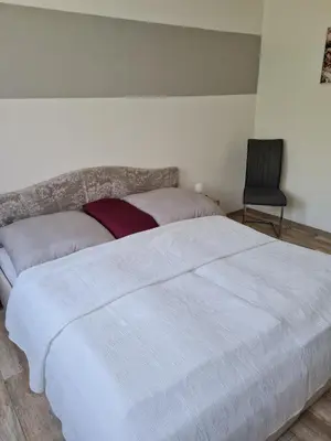 Ein Bett oder Betten in einem Zimmer der Unterkunft Ferienwohnung Sattlerbad