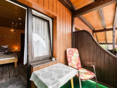 Ein Sitzbereich in der Unterkunft Haus Sabine - Familienzimmer 1