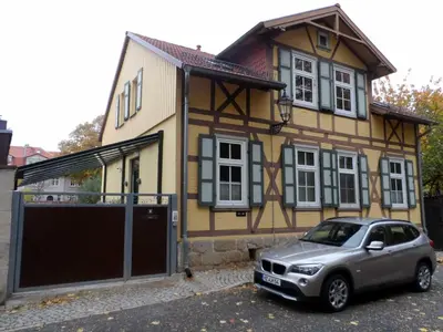 Das Gebäude in dem sich das Ferienhaus befindet