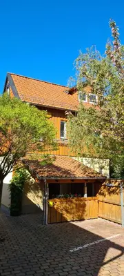 Das Gebäude in dem sich das Ferienhaus befindet