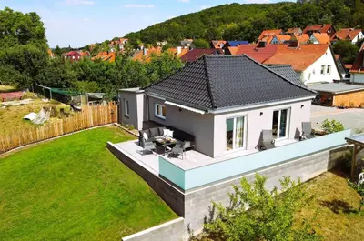 Das Gebäude in dem sich das Ferienhaus befindet