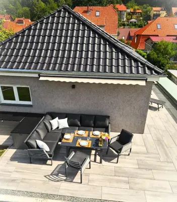 Das Gebäude in dem sich das Ferienhaus befindet
