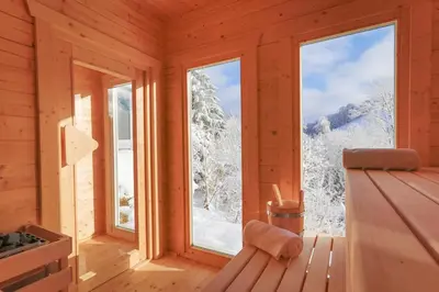 Ein allgemeiner Bergblick oder ein Berglick von des Ferienhauses aus