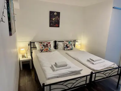 Ein Bett oder Betten in einem Zimmer der Unterkunft Kleine-Romantische Ferienwohnung Parkplatz vor dem Haus!